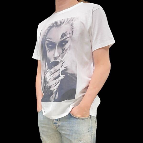 新品 ビッグプリント ハード TATOO タトゥー 顔 ボディピアス 煙草 ブロンド ワイルド ギャングスタガール Tシャツ ユニセックス Sサイズ