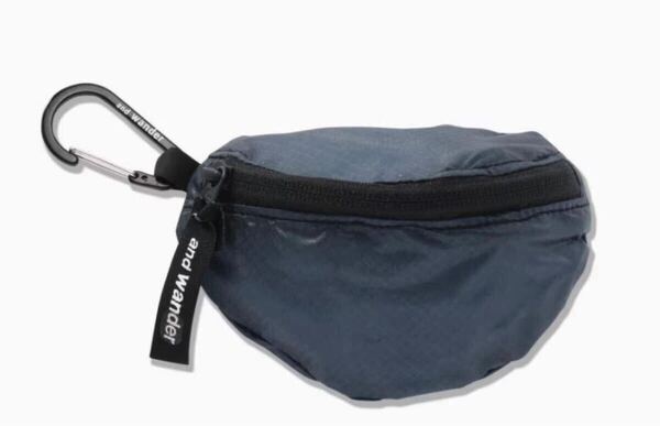 即完売 アンドワンダー シルミニポーチ and wander sil mini pouch ポーチ 小物入れ カラビナ付き 軽量 防水 キャンプ アウトドア ブルー