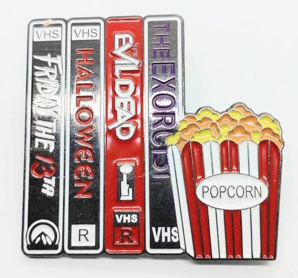 送料無料 ホラー映画 VHS ビデオ ピンブローチ ピンズ PINS バッジ バッヂ アメリカン雑貨 スマアク