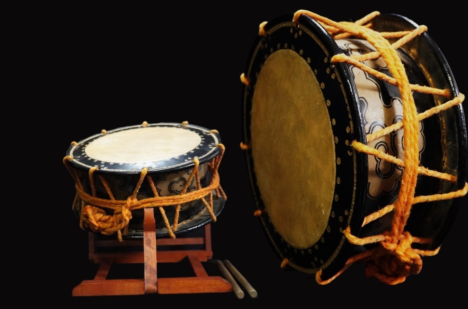 年代物 締太鼓 エイサー太鼓(和太鼓・和楽器・黒蒔絵胴) 締め太鼓 年代物 締太鼓 エイサー太鼓(和太鼓・和楽器・黒蒔絵胴) 締め