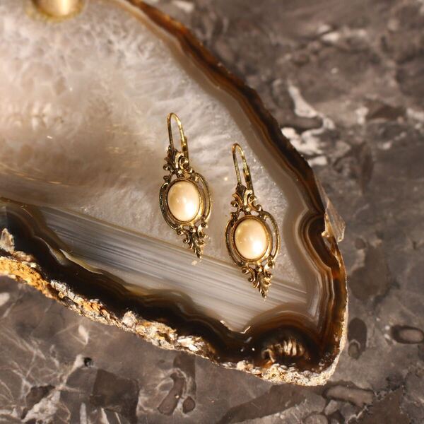 USA VINTAGE PEARL STONE METALWORK DESIGN RETRO EARRING/アメリカ古着パールストーンメタルワークデザインレトロピアス