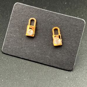 【新品】格安!即日発送◆収納ケース付◆樹脂ピアス キャッチ付 金属アレルギー対応 ポスト ワンポイント スタッドピアス◆鍵 no657