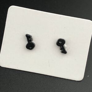 【新品】格安!即日発送◆収納ケース付◆樹脂ピアス ポスト キャッチ付 金属アレルギー対応 ワンポイント スタッドピアス◆鍵 no250