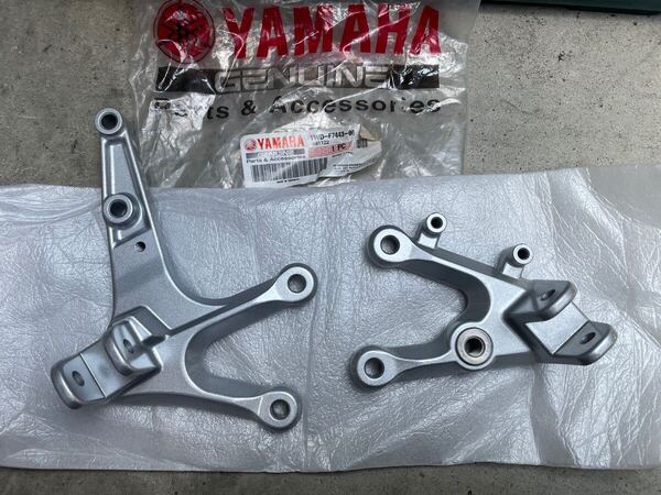 【送料無料】YAMAHA ヤマハ純正 YZF-R25/3 MT-25/03 mt25 mt03 ステップ 左右セット 新品