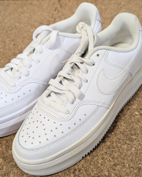 ナイキ スニーカー コートビジョン 24cm 白 DM0113-100 厚底 通勤 通学 NIKE タウン オシャレ レディース