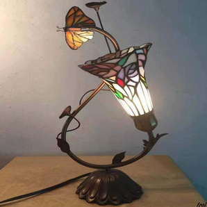【誰もが使えるティファニーランプ作り】 蝶 ユリ ステンドグラスランプ インテリアライト 贈り物 雰囲気作り デスクライト 癒しグッズ
