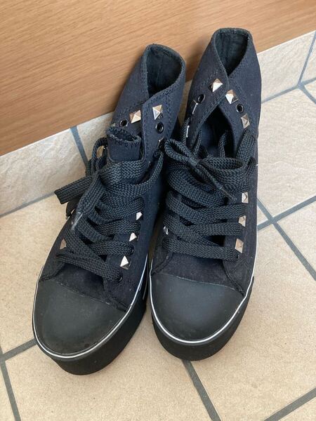 CO&LUスタッズ付きブラックハイカットスニーカー 厚底