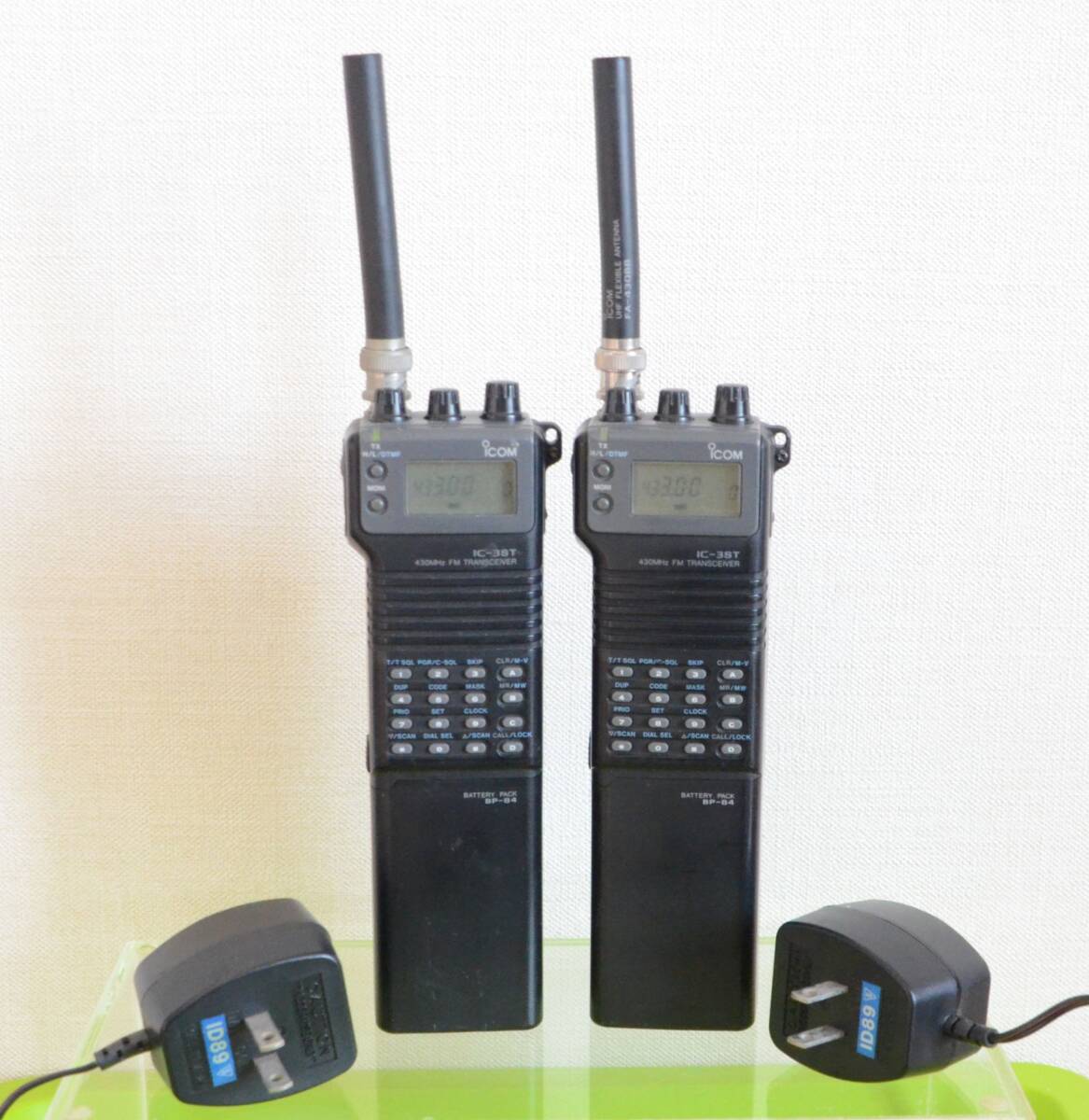 ICOM IC-3STトランシーバー無線機 2台+バッテリーパックBP-84+ACアダプターBC-73各2個セット 直ぐに運用可能動作品 災害対策にもおすすめ