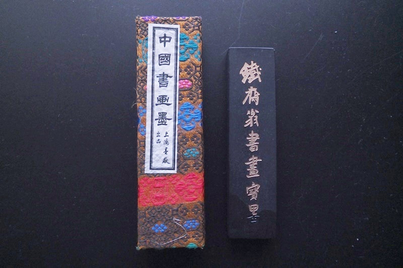 書道具　中国古墨　鉄斎墨　一斤　ワレあり　油煙101 上海墨廠　521g 書道具 中国古墨 鉄斎墨 一斤 ワレあり 油煙101 上海墨廠 521g