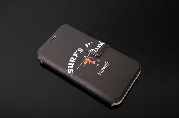 即決 ★ iPhone 14 Plus 用カード入れ スタンド機能付手帳型レザーケース ★ SURF’S UPハワイ日焼けスヌーピー【黒】★ 送料無料