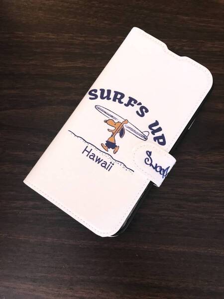 即決★iPhone 15 Pro 用カード入れ スタンド機能付 手帳型レザーケース★SURF’S UPハワイ日焼けスヌーピー【白】
