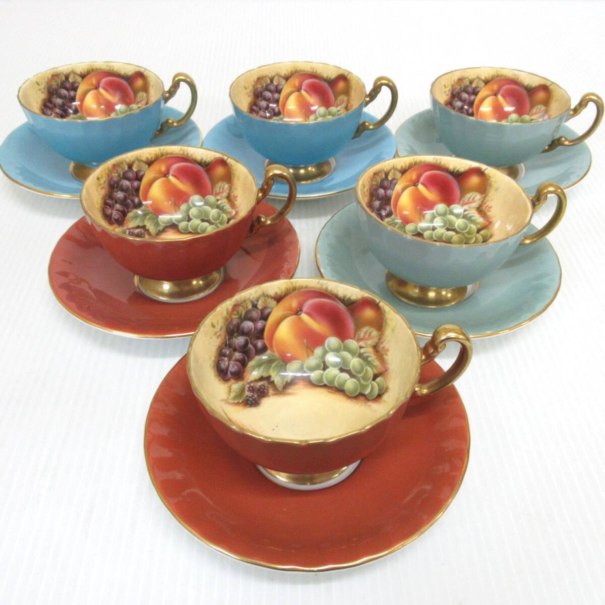 美品 Aynsley エインズレイ オーチャードゴールド ティーカップ＆ソーサー 2客 セット フルーツ柄 果物 紅茶 英国 金彩 SU9112T2  キッチン/食器
