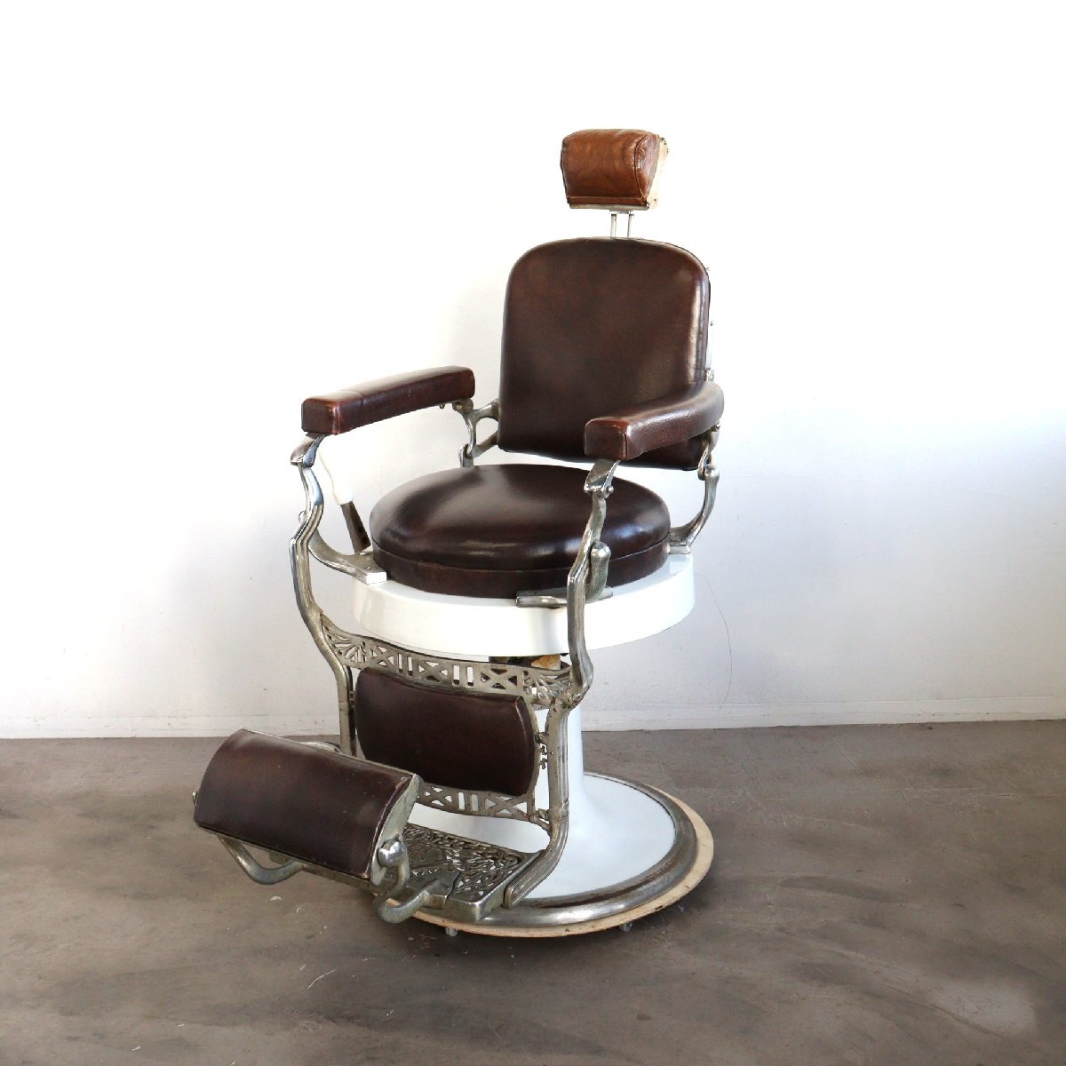 Vintage Barbershop Chair, Heavy Duty Metal Professional Salon Chair  Supports up to 440lbs with 135º Recline and Hydraulic Lift, Perfect for  Hair Salon 