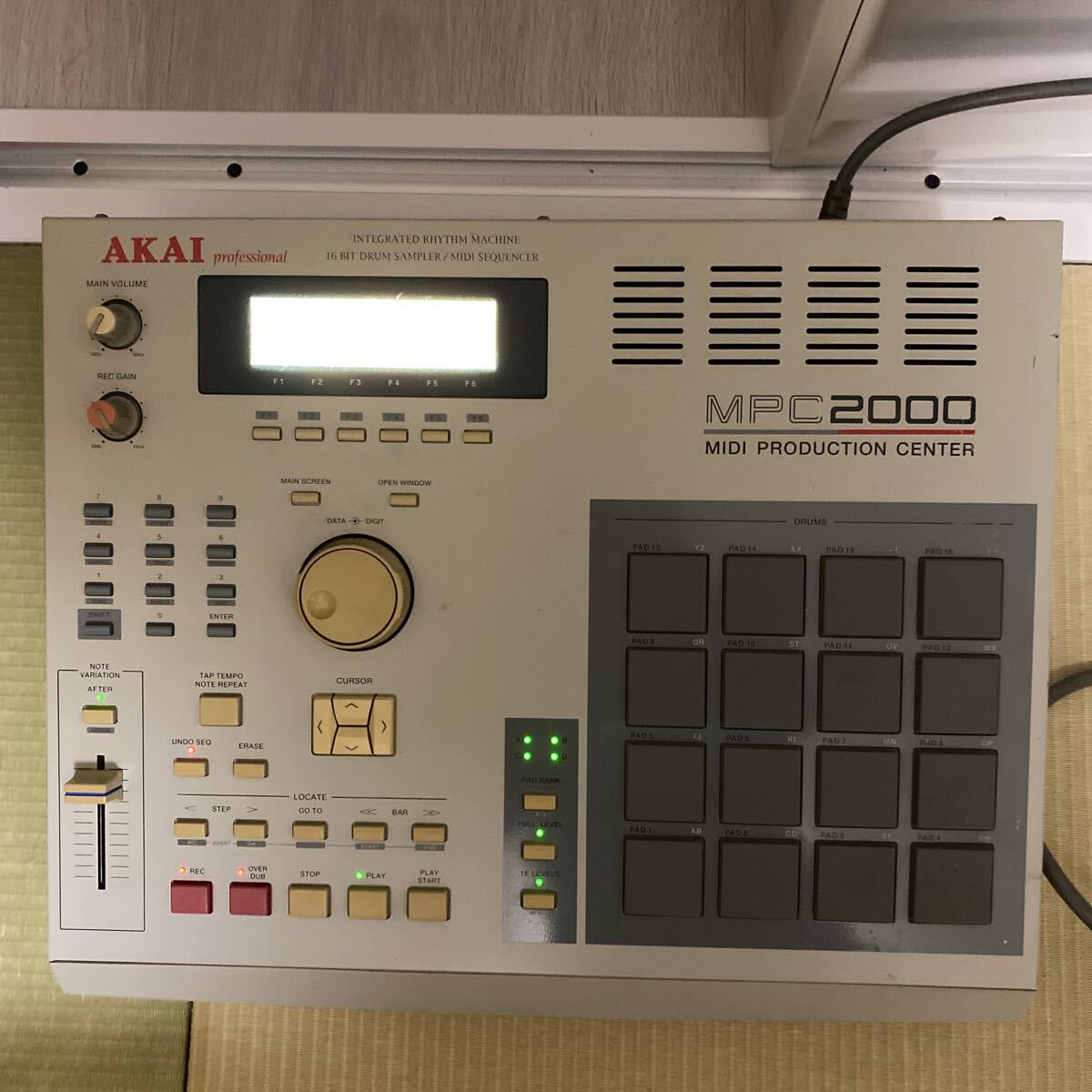 AKAI MPC2000 カスタムペイント フルリペア完動品LED交換 液晶新品 AKAI MPC2000 カスタムペイント フルリペア完動品LED交換 液晶