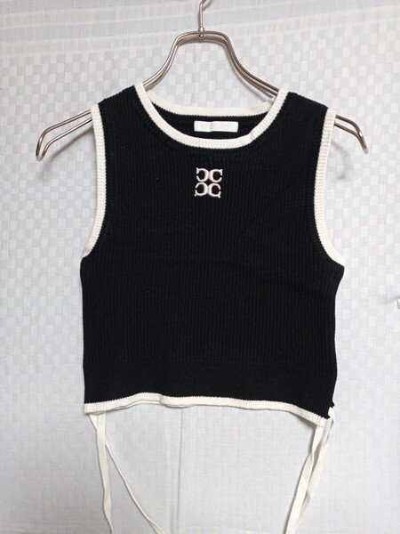 10745 ★★ Chico ワンポイント刺繍ウエストリボンタンクニットベスト サイズF 黒 新品