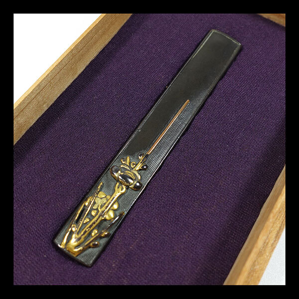 室町期の名品　赤銅魚子地梅枝図小柄　高肉彫　ウットリ色絵　袋着　烏銅　専用桐箱入 室町期の名品 赤銅魚子地梅枝図小柄 高肉彫 ウットリ色絵 袋