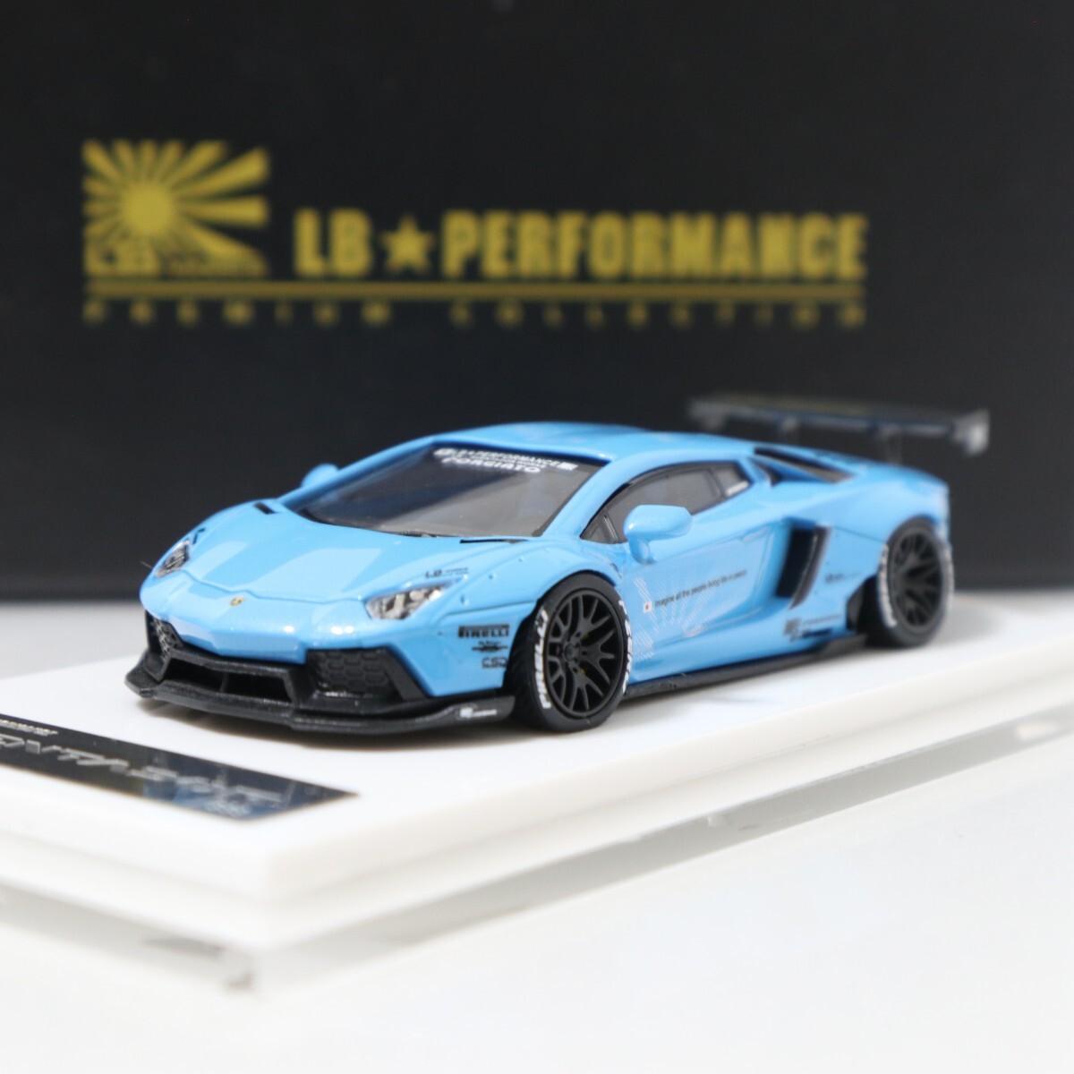 ミニカー LBWK1/64「ランボルギーニ アヴェンタドール