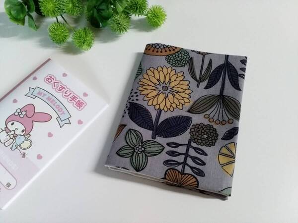 SALE☆ハンドメイド☆お薬手帳カバー 北欧風フラワー マルチケースカバー