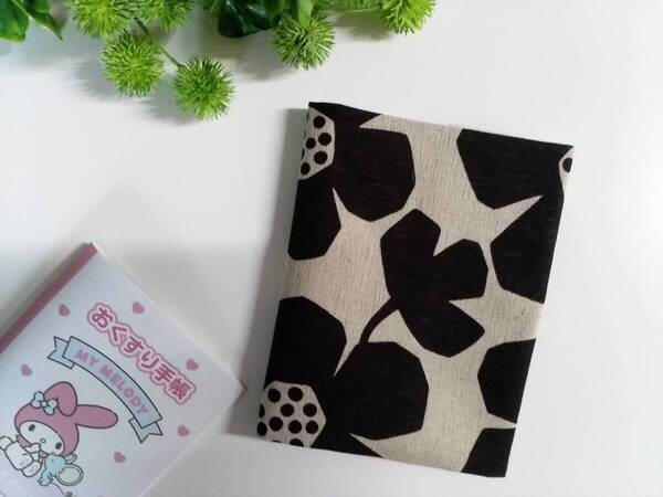 SALE☆ハンドメイド☆お薬手帳カバー 北欧風フラワー モノトーン マルチケースカバー