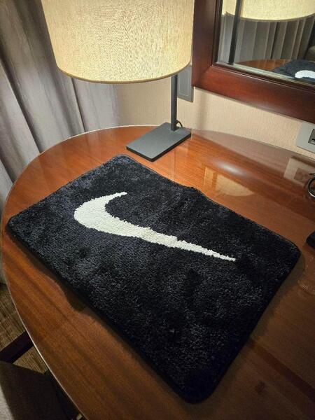 正規品 NIKE スウッシュ ラグマット ブラック&ホワイト 60×40cm