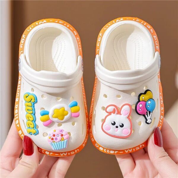13cm 子ども用 キッズ バッチ付き 穴あきサンダル 水遊び ホワイト NE0185 M01
