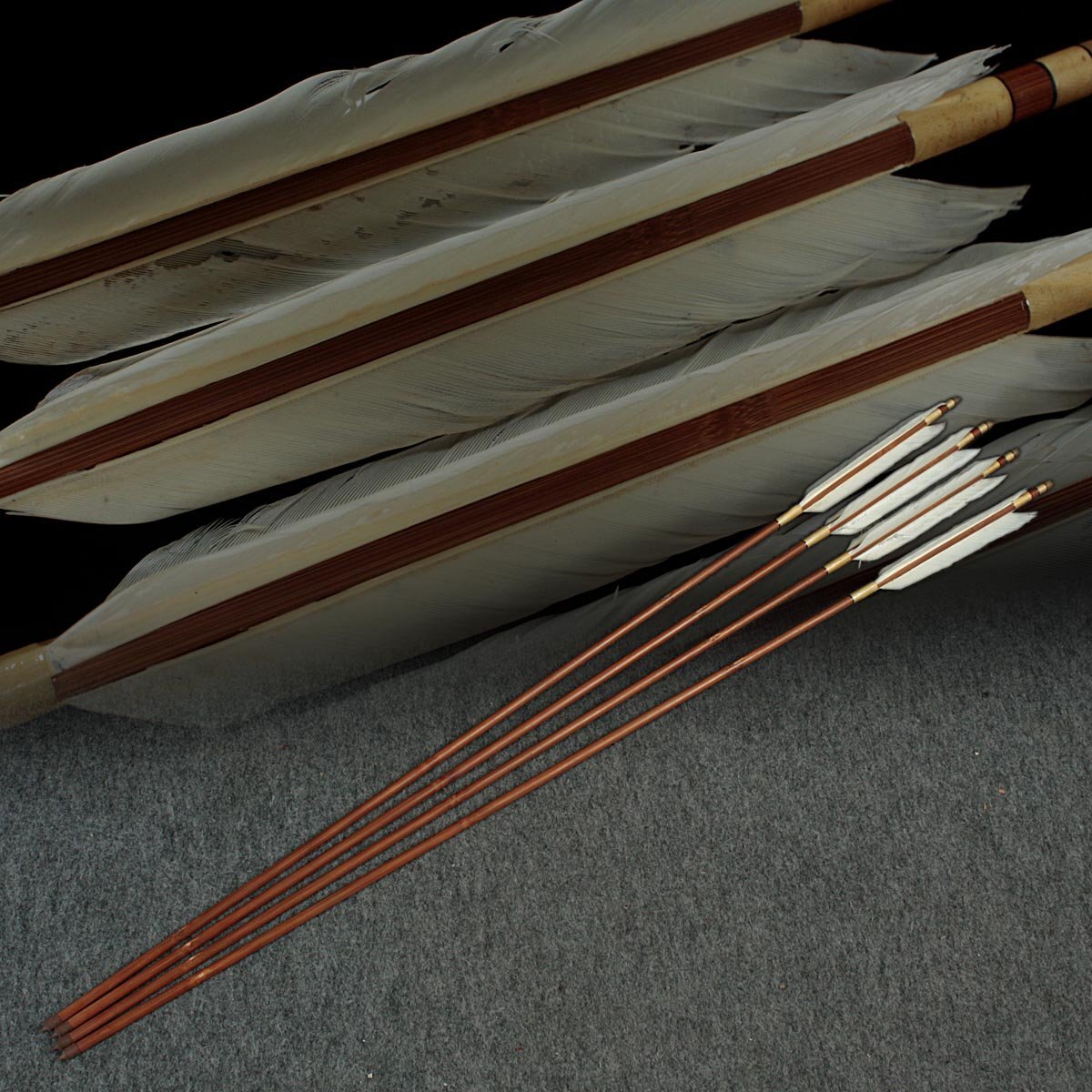 【超目玉枠】 UU429 時代弓具 無銘 白羽 矢羽・竹矢 四本 全長95.7cm 総重113g 弓道
