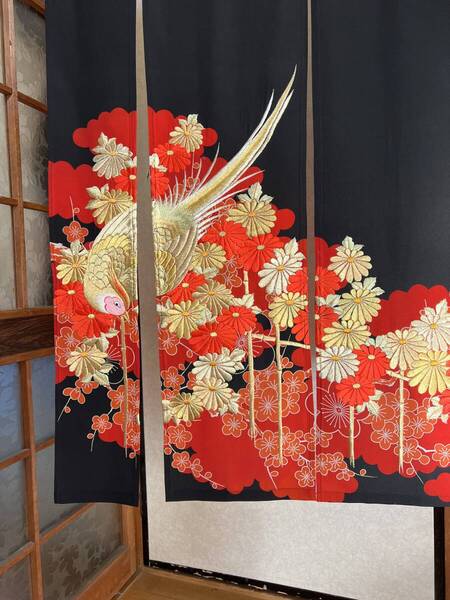 鳳凰、刺繍、花柄模様、豪華、黒地に赤色〜ゴージャス、横〜125—丈〜128—!