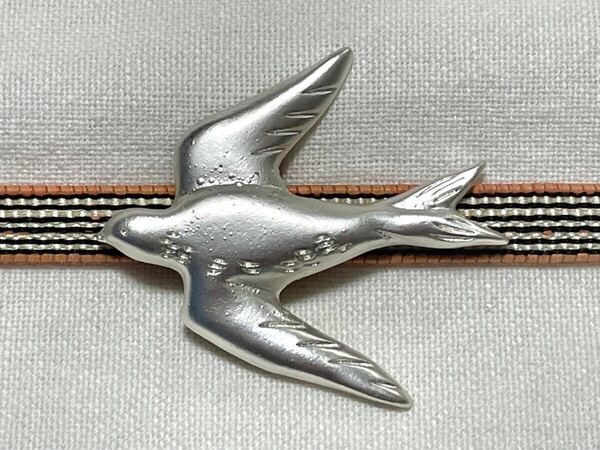 NO.1825 帯留め 鳥 ツバメ 燕 リメイク品 (帯留 帯飾り 和装小物)ハンドメイド品