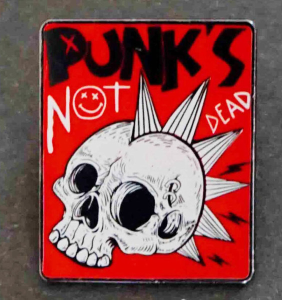 《赤PND角髪髑髏顔》『PUNK'S NOT DEAD』 (パンクはまだ終わっていない)■ The Exploitedミュージック 音楽■UKバンド■金属 ピンバッジ
