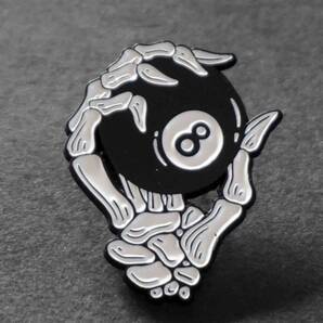 《右骨手US黒玉8》■新品『ビリヤード 8 エイトボール 骸骨 ボーンハンド』 ■ ピンバッジ バッチ■ワイルド 二輪車 バイク ロック