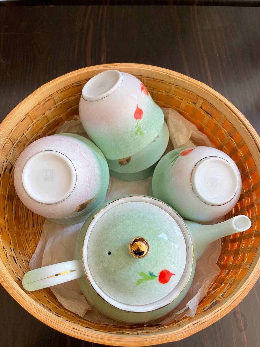 茶器セット（翡翠） SHIFUKU』 翡翠で丁寧に彫り上げられた小さな茶器セット。黄金色