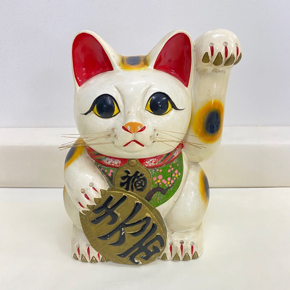 Amazon.co.jp: 招き猫 大型 右手上げ 置物 貯金箱 縁起物 Amazon.co.jp: 招き猫 大型 右手上げ 置物 貯金箱 縁起物