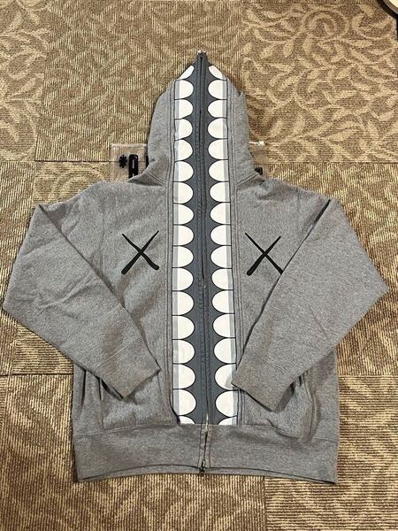 美品 A BATHING APE × KAWS コラボ 歯型パーカー 灰 グレー 歯型 フルジップスウェットパーカー フーディ サイズM エイプ BAPE 正規品