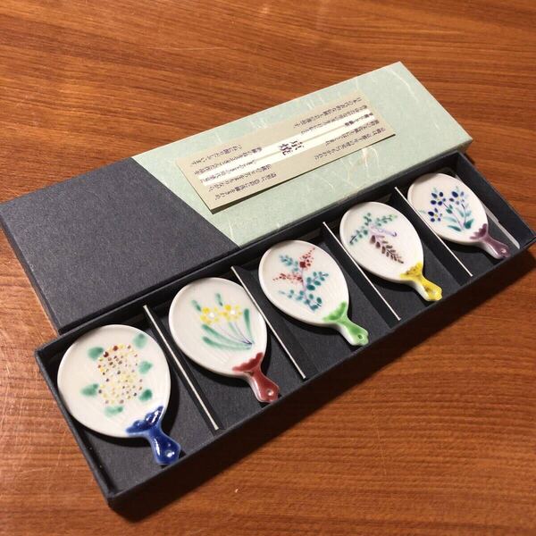 〈送料無料〉箸置き うちわ 五草花 清水焼 紫陽花 藤 四季 花 団扇 京焼 はしおき 箸置