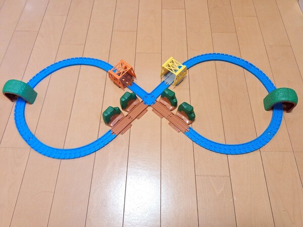 カプセルプラレール レイアウト まがレール トンネル 山 レール 鉄橋 ガチャ 電車 鉄道