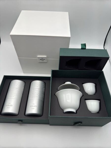 未使用品 ベルルッティ 茶器セット シルバー ホワイト カリグラフィー ノベルティー 財布 カードケース カバン ビジネスバック メンズ