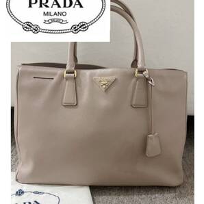 PRADA プラダ ガレリア 三角ロゴ 金具 サフィアーノ レザー 本革 ハンドバッグ ショルダーバッグ ピンク ベージュ 保存袋付 A4 チャーム