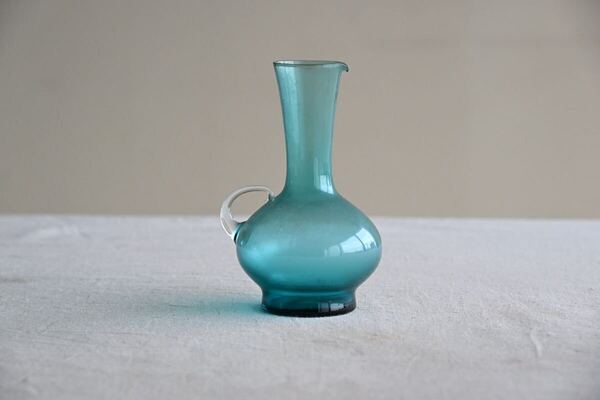 【骨董品】淡いブルーの水差し 花瓶 ガラス 一輪挿し 花器 時代物 花入 花生 ディスプレイ レトロ
