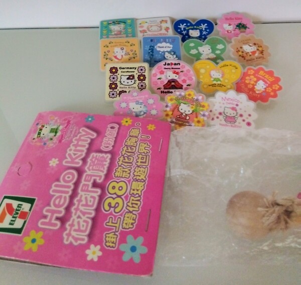 台湾セブンイレブン★限定品 Hello Kitty 花の物語 暖簾 世界の花ピンバッチ★花花世界門簾ピンク サンリオ 台湾キティ