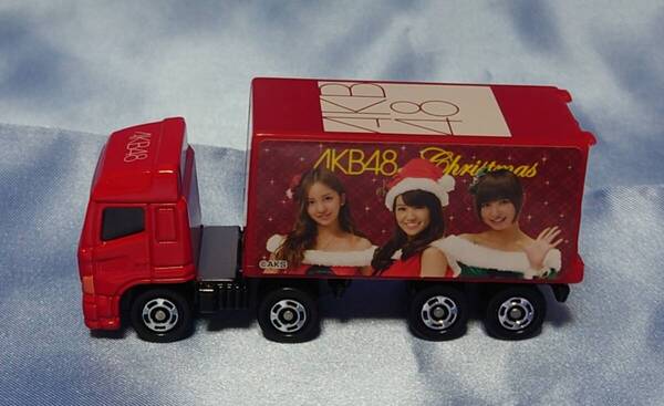 【送料無料】ミニカー AKB48 クリスマストラック 赤【日本郵便発送】