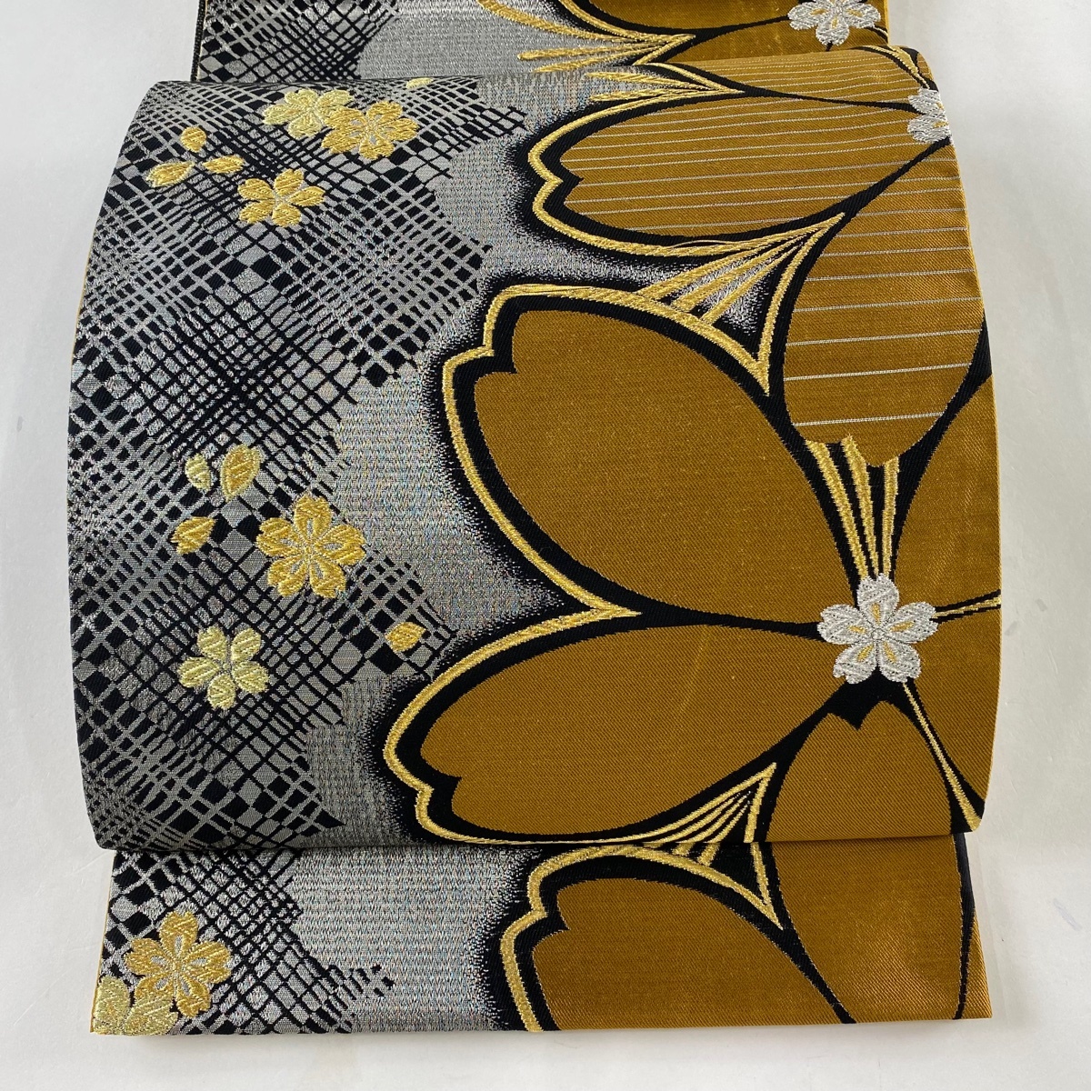 袋帯 美品 秀品 落款 桜 花びら 金銀糸 黒 六通 正絹 【中古】