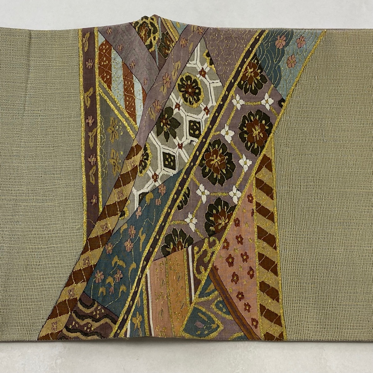 袋帯 逸品 草花 有職文様 金糸 鶯色 お太鼓柄 正絹 【中古】 袋帯 逸品 草花 有職文様 金糸 鶯色 お太鼓柄 正絹 【中古】