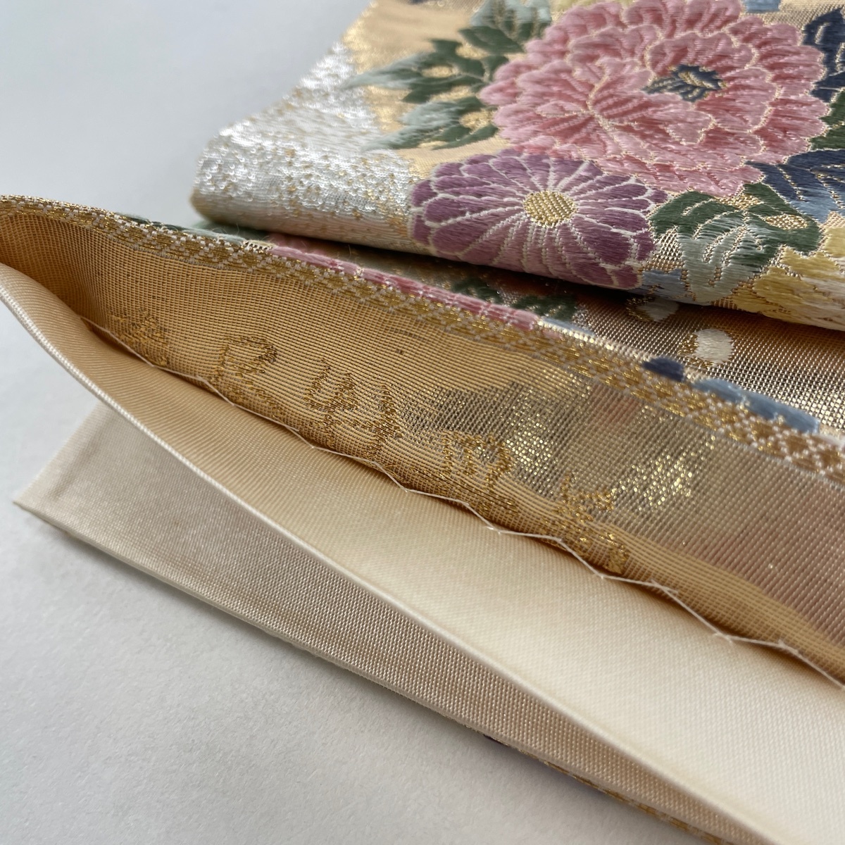 袋帯 秀品 牡丹 菊 箔 金糸 金色 六通 正絹 【中古】 袋帯 秀品 牡丹 菊 箔 金糸 金色 六通 正絹 【中古】