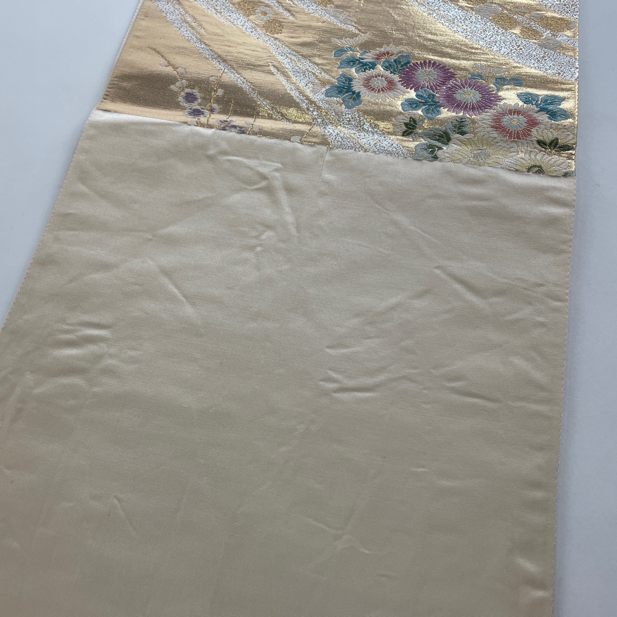 袋帯 秀品 牡丹 菊 箔 金糸 金色 六通 正絹 【中古】 袋帯 秀品 牡丹 菊 箔 金糸 金色 六通 正絹 【中古】