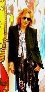 YOSHIKI put on men himmemhim colorful total pattern stole 