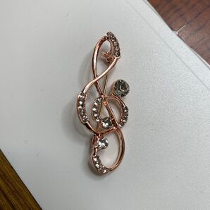 ト音記号 ブローチ ラインストーン ピンクゴールド
