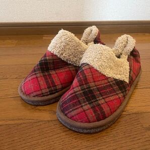赤と黒のチェック柄靴型スリッパ