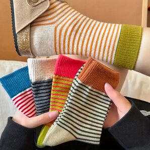 カラフルな5組の女性用ミドルソックス、幾何学的なパターン、ミックスカラー、快適なストレッチニットファブリック