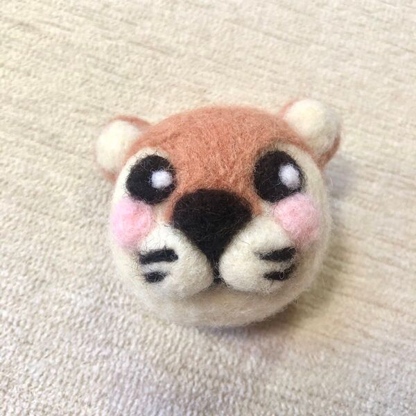 羊毛フェルト カワウソ ブローチ ハンドメイド