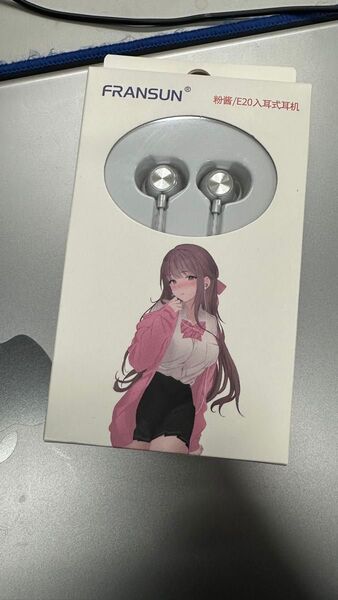 マイクつけていない簡単なイアホンです。新品です。色はシルバーです。音質が特長です。